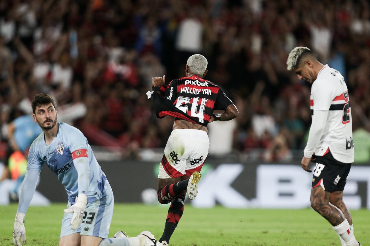 Na estreia de Crespo, Flamengo vence o São Paulo no Maracanã e aumenta a distância na ponta