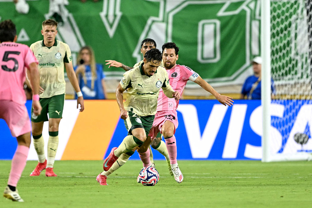 Palmeiras fight back to draw and confirm top spot