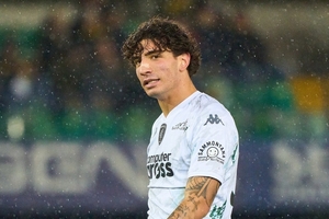 Napoli anuncia contratao de jovem defensor