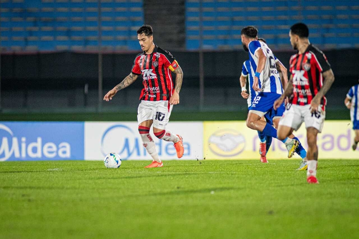 Vitria bate Cerro Largo e segue vivo na Sul-Americana