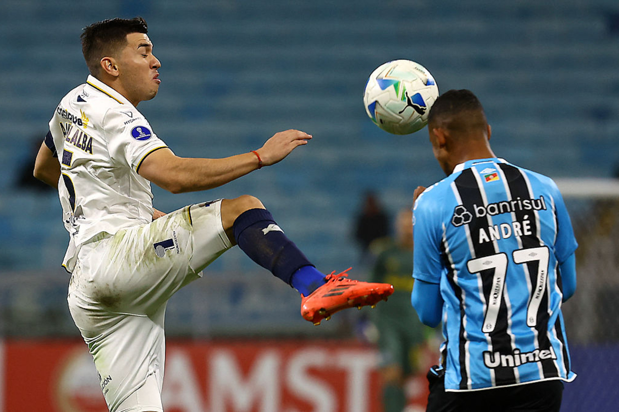 Jovem decide e Grmio bate o Sportivo Luqueo, mas avana em segundo