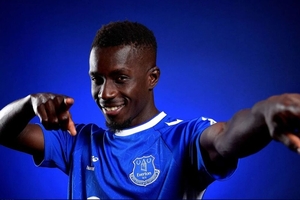 Idrissa Gueye signs new Everton deal