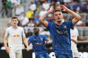 Al Hilal pressiona, mas no fura o bloqueio e empata sem gols com o Salzburg
