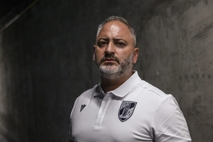 Ivo Roque renova e continua no comando tcnico do Vitria SC