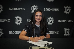 Sofia Lewis regressa aos Estados Unidos e ruma a Brooklyn