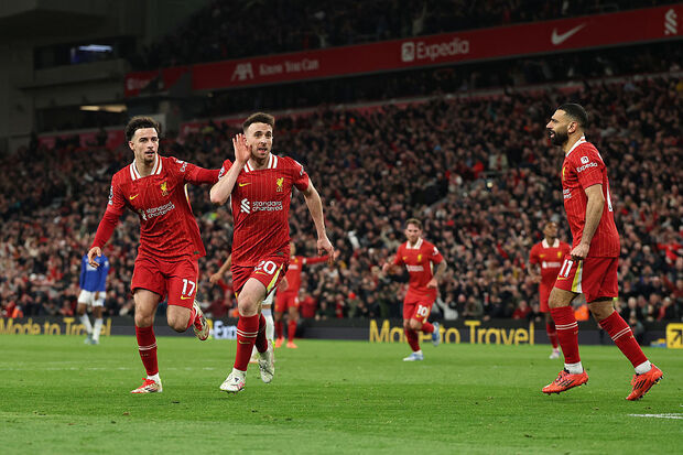 Liverpool extiende su invicto en vibrante encuentro contra Everton en Anfield