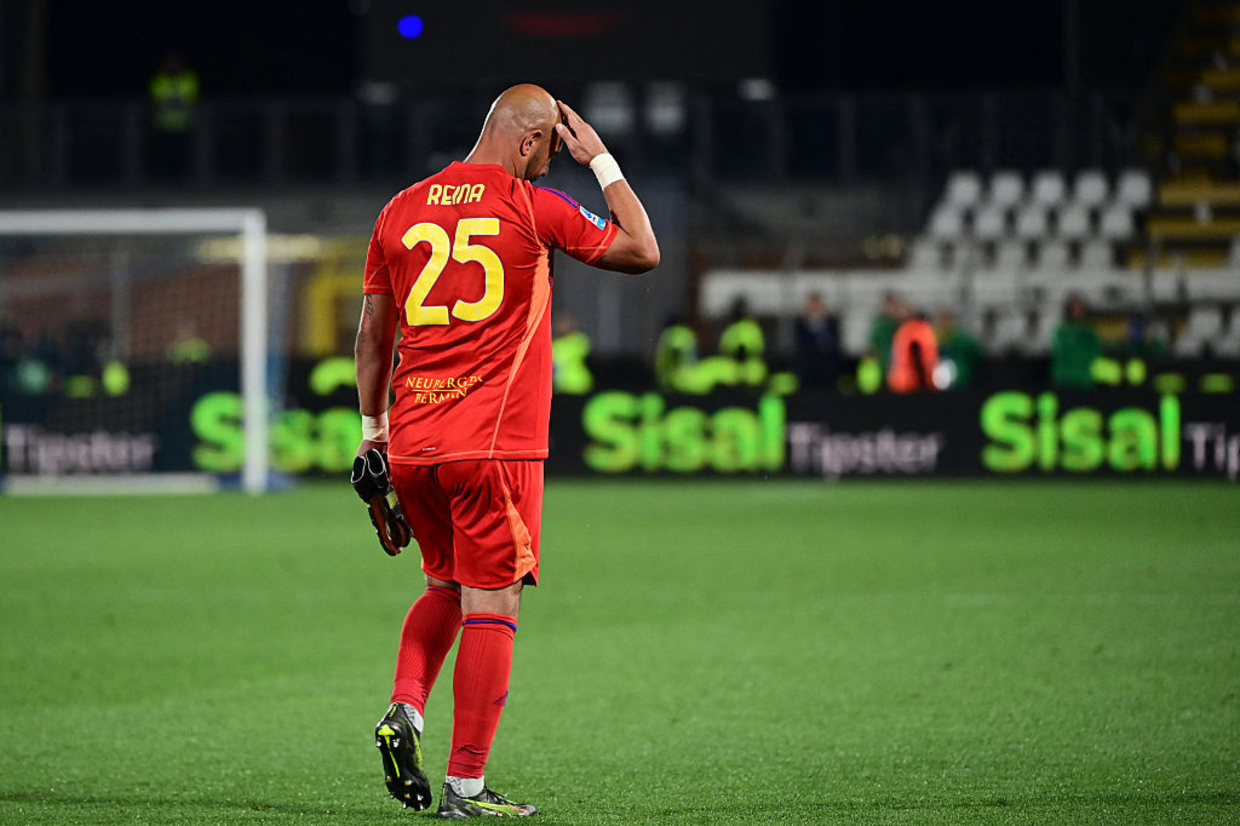 Marcante carreira de Pepe Reina termina com carto vermelho
