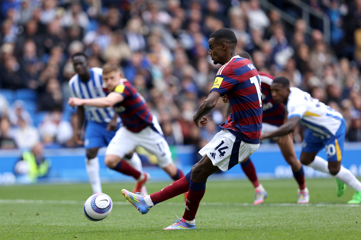 Isak scores late penalty to rescue a point at Brighton