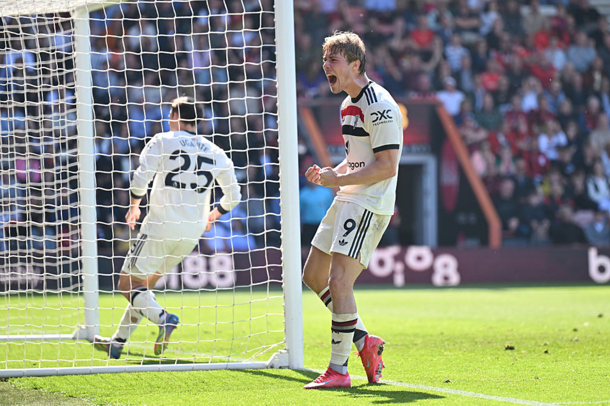 Hojlund strikes late to earn point against ten-men Cherries