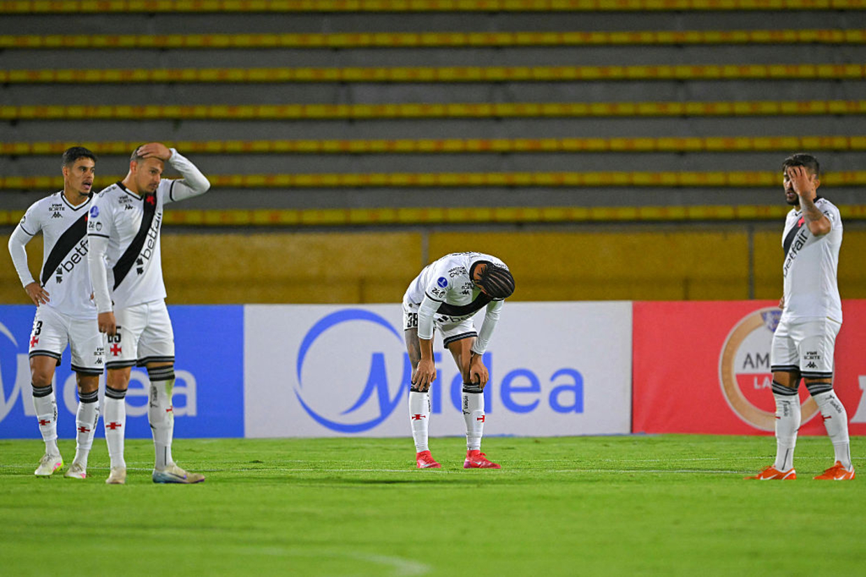 Vasco tem expulsão cedo e acaba atropelado pelo Del Valle