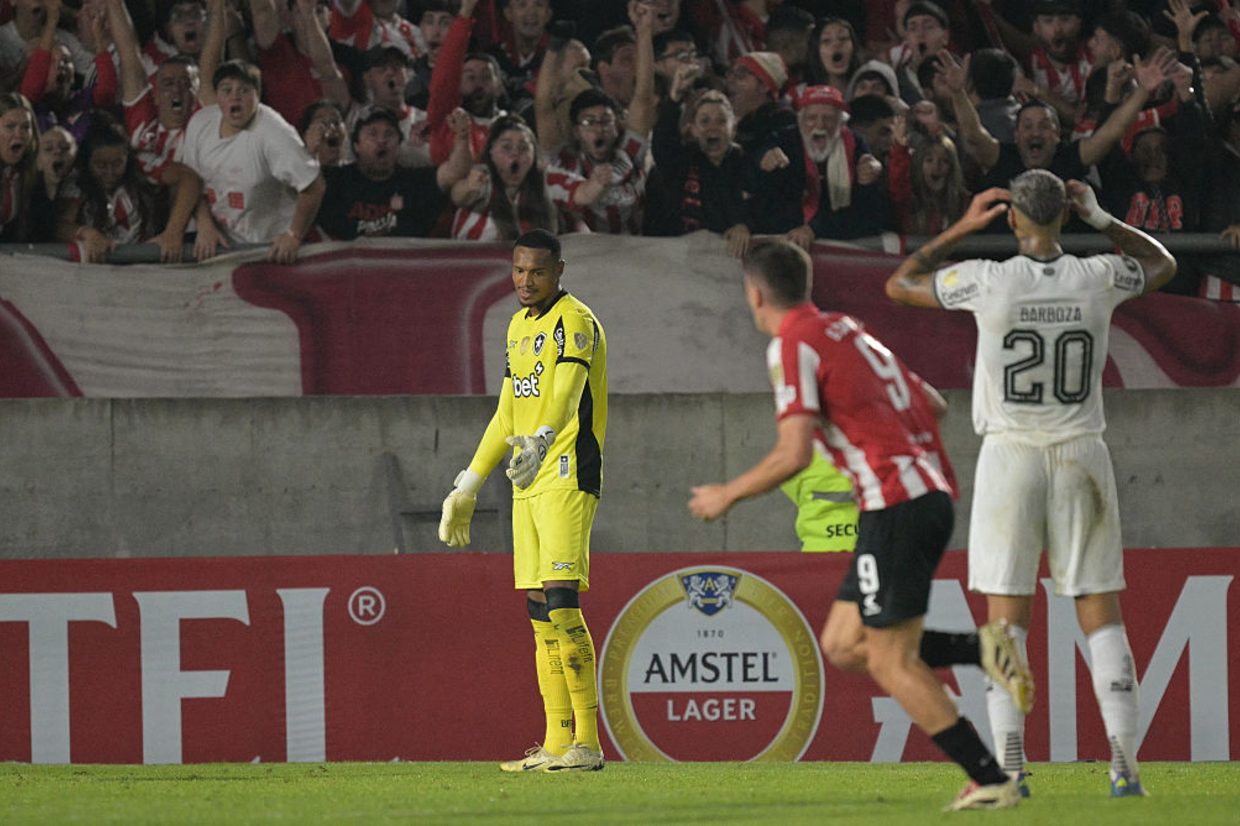 Estudiantes conta com falha bizarra, vence em La Plata e afasta Botafogo da zona de classi...