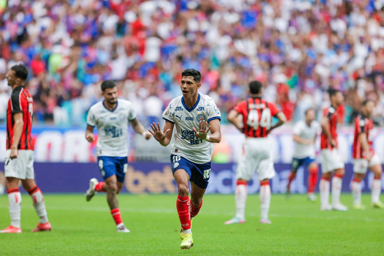 Bahia supera jogador a menos e vence o rival Vitria na Fonte Nova