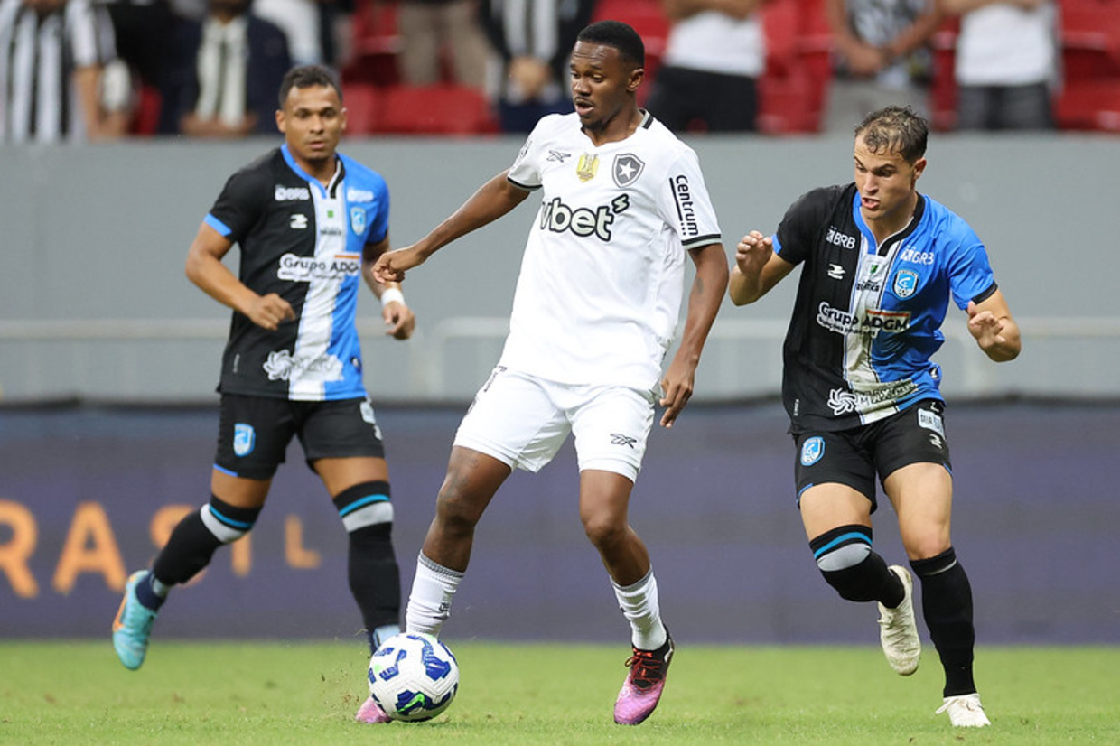 Com time alternativo, Botafogo perde para Capital, mas avana na Copa do Brasil