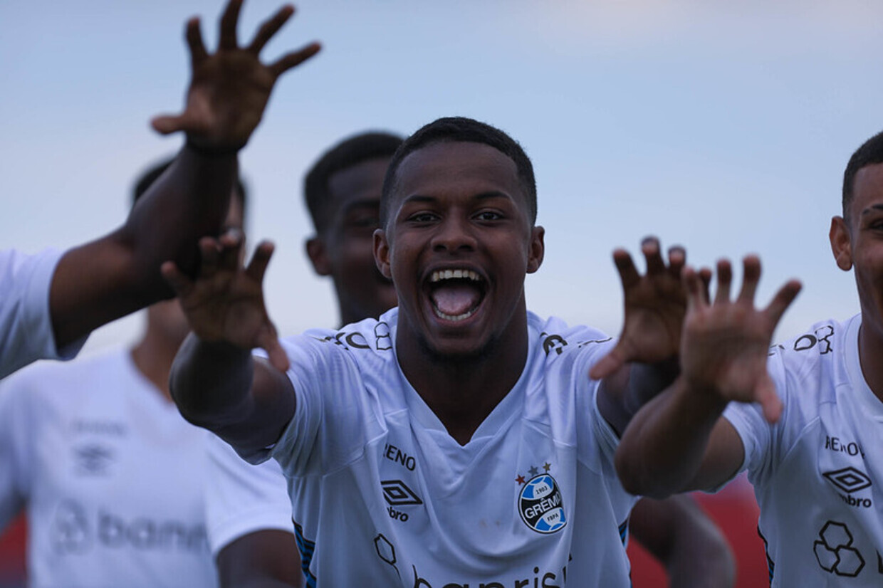 Grmio faz do Figueirense nova vtima e garante classificao com goleada