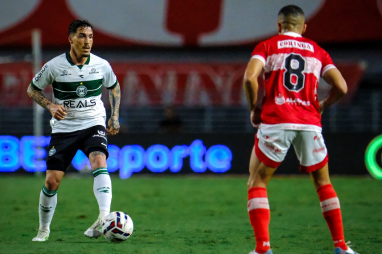 Pedro Morisco segura as pontas, Coxa marca no fim e bate o CRB em Alagoas