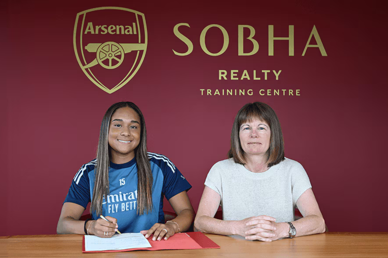 Arsenal sign Olivia Smith for world-record fee