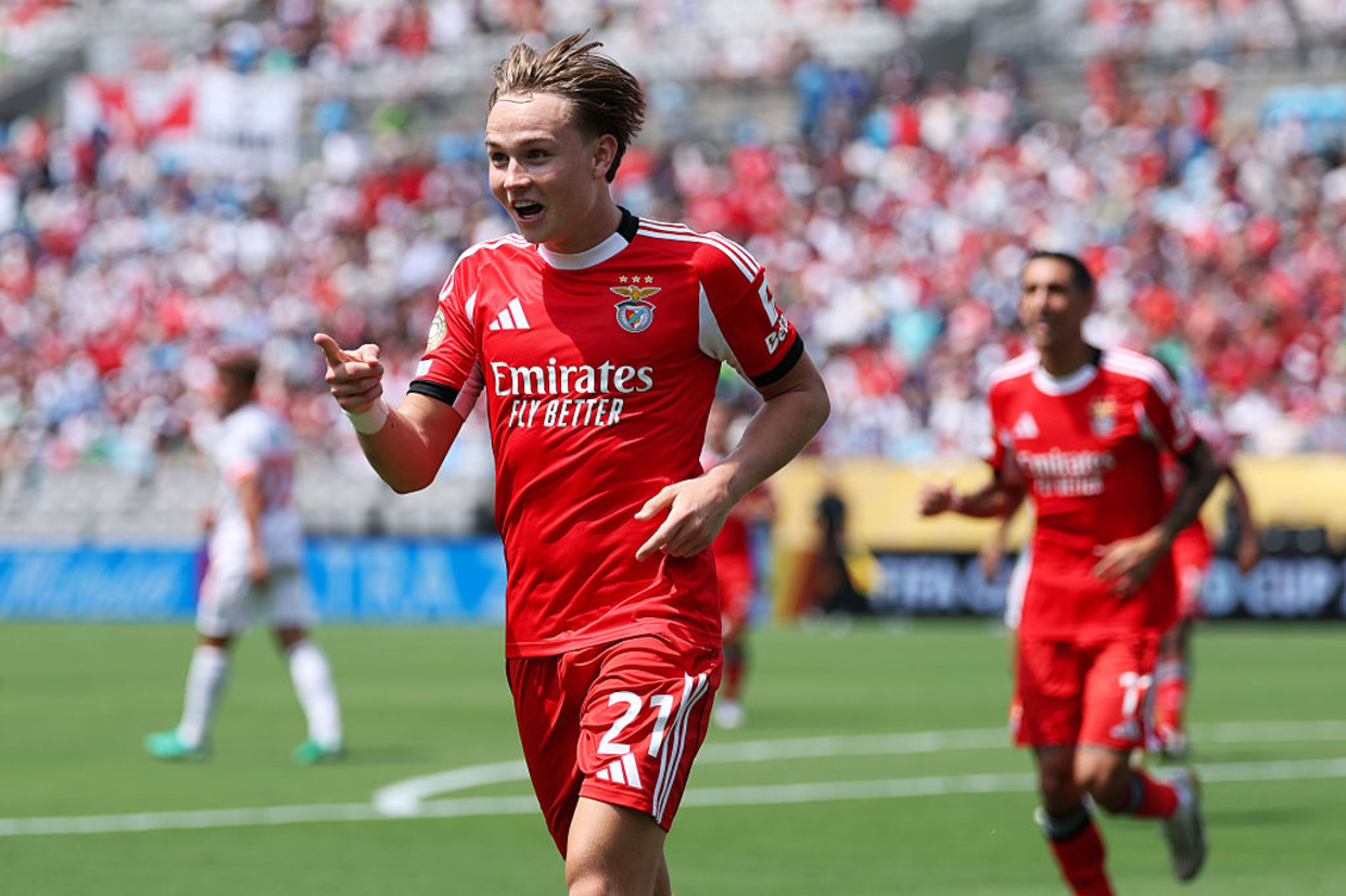 Benfica stun Bayern to top group C