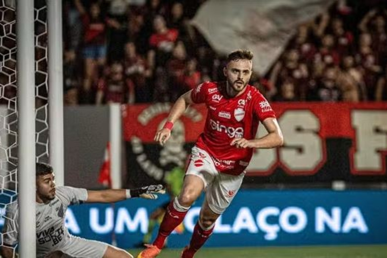 Vila Nova supera Athletico e divide ponta da Srie B com rival Gois