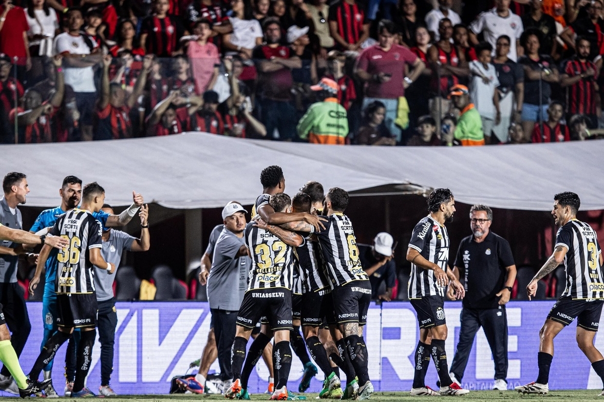 Santos supera o Vitria no Barrado e volta a vencer no Brasileiro