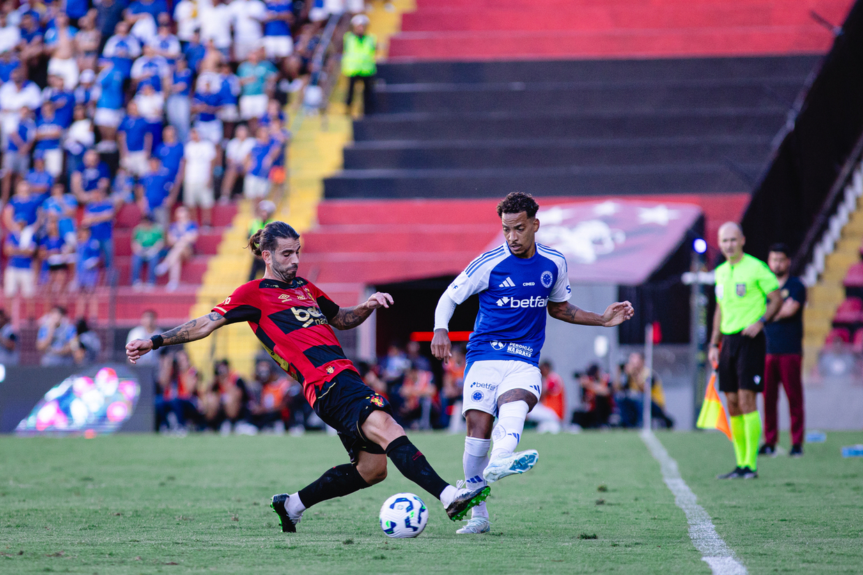 Cruzeiro atropela o Sport na Ilha do Retiro e volta ao G4 do Brasileiro