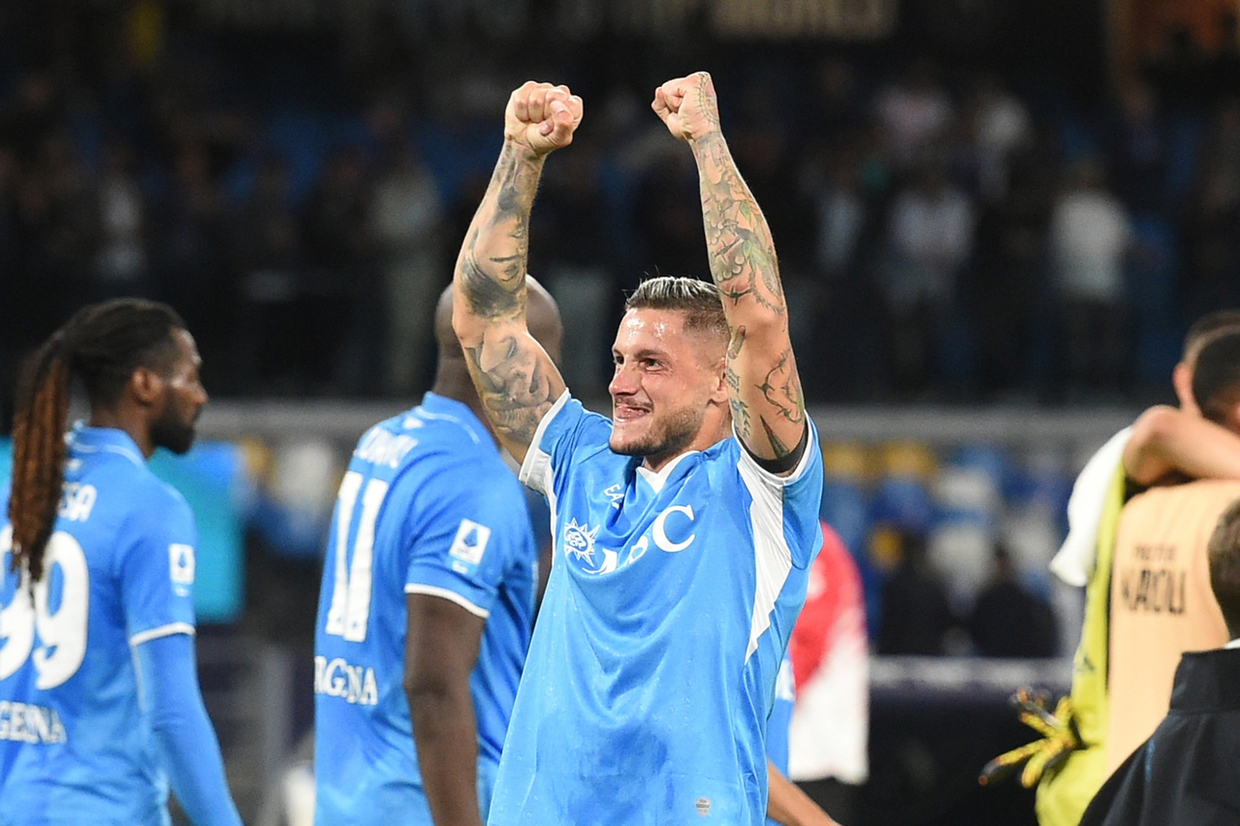 Conte's Napoli climb to top spot in Serie A after win over Genoa