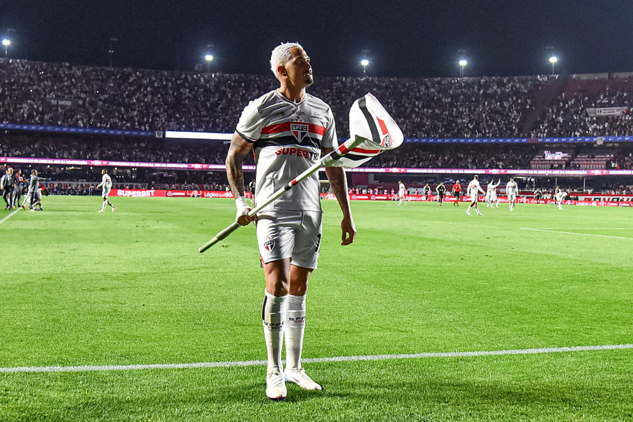 Luciano faz dois e comanda vitória do São Paulo sobre o Corinthians