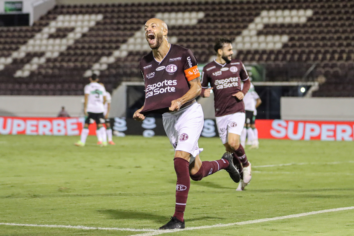 Carlo marca dois e Ferroviria bate o Coritiba de virada