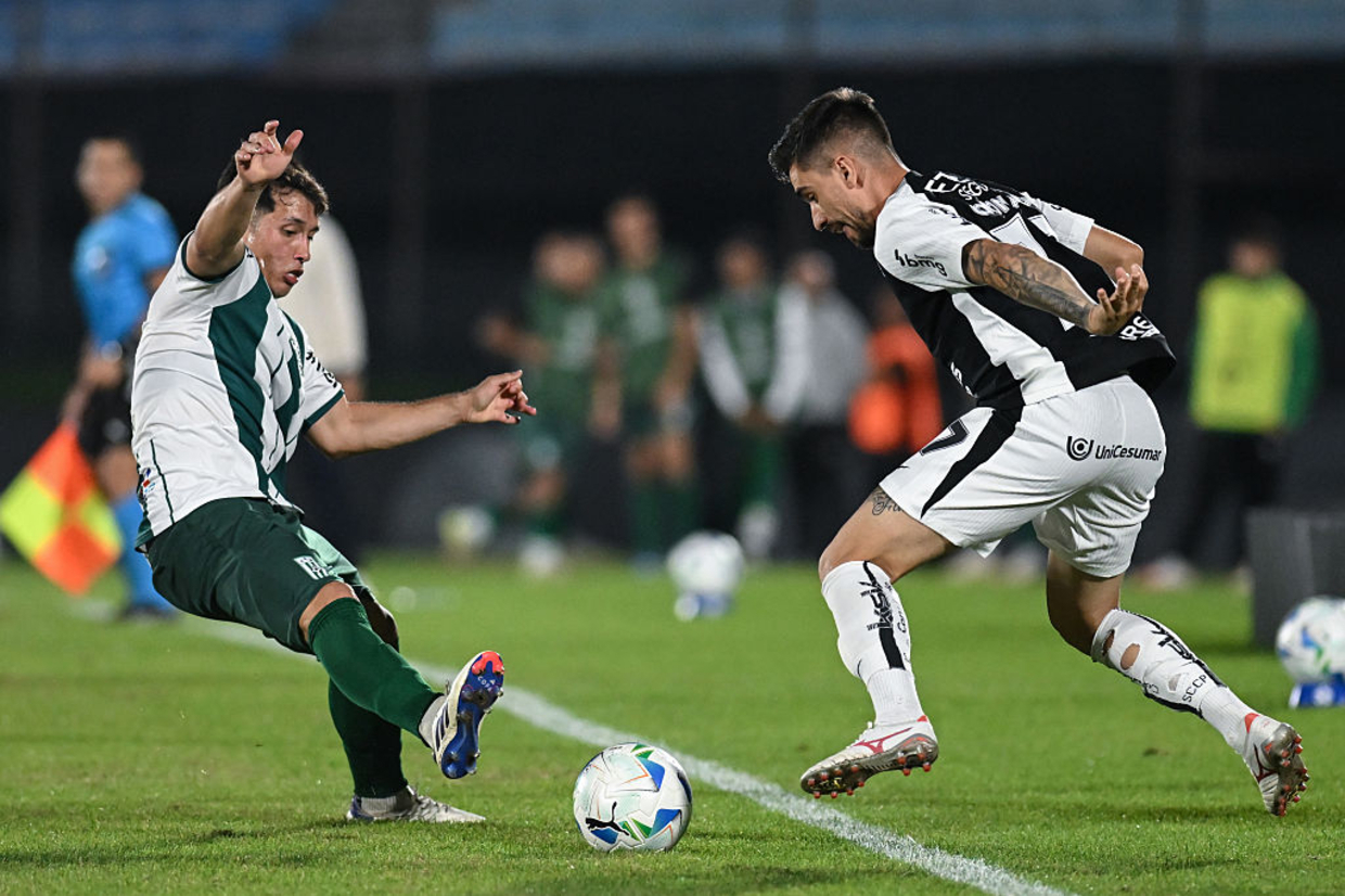 Corinthians no empolga, mas vence o Racing fora e s depende de si na Sul-Americana