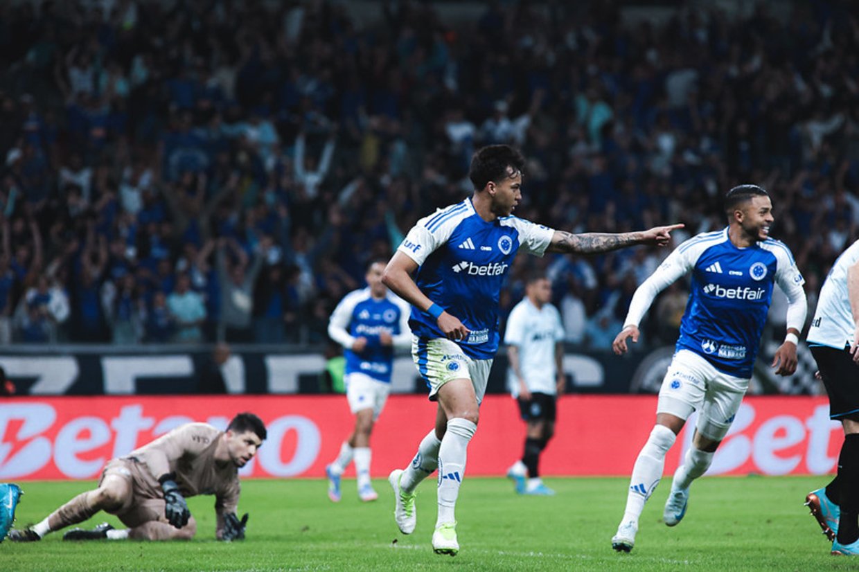 Kaio Jorge dá show, Cruzeiro goleia Grêmio e segue colado no topo do Brasileiro